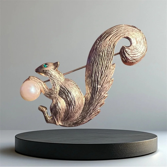 New View Vintage Gold Squirrel Brooch with Pearl - Picture 1 of 3